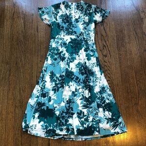 3/$10 Maggy London Whimsical Garden Floral V-Neck Shortsleeve Stretch Midi-Dress